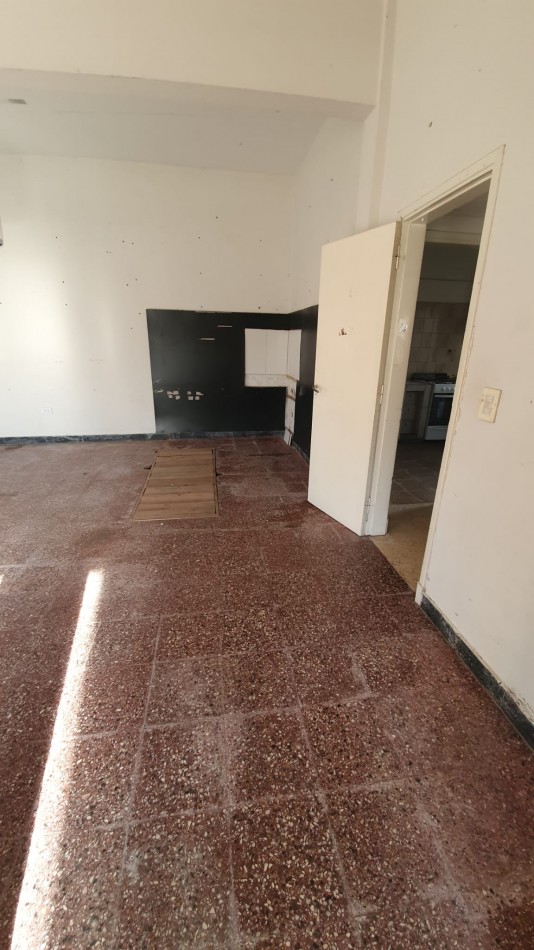 Propiedad en Block, 4 AMB. CON COCHERA, DOS DEPARTMANENTOS Y LOCAL / SANTA MONICA