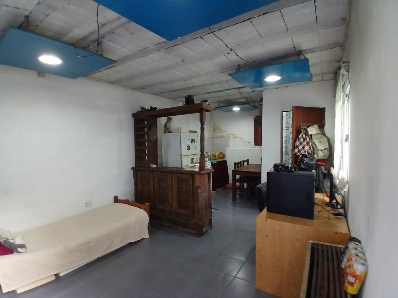 Casa 3 ambientes con Departamento 1 amb.