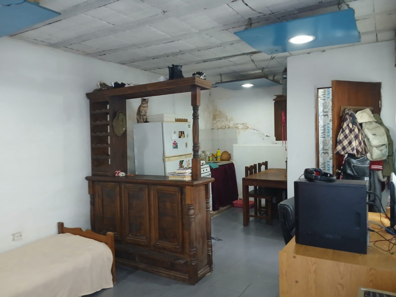 Casa 3 ambientes con Departamento 1 amb.