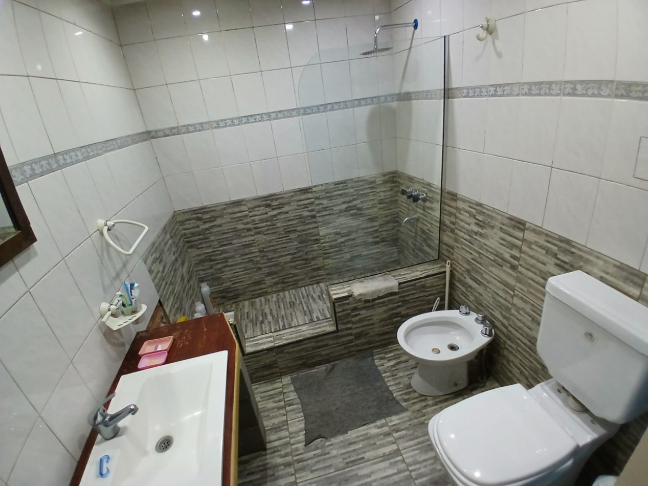 Casa 3 ambientes con Departamento 1 amb.