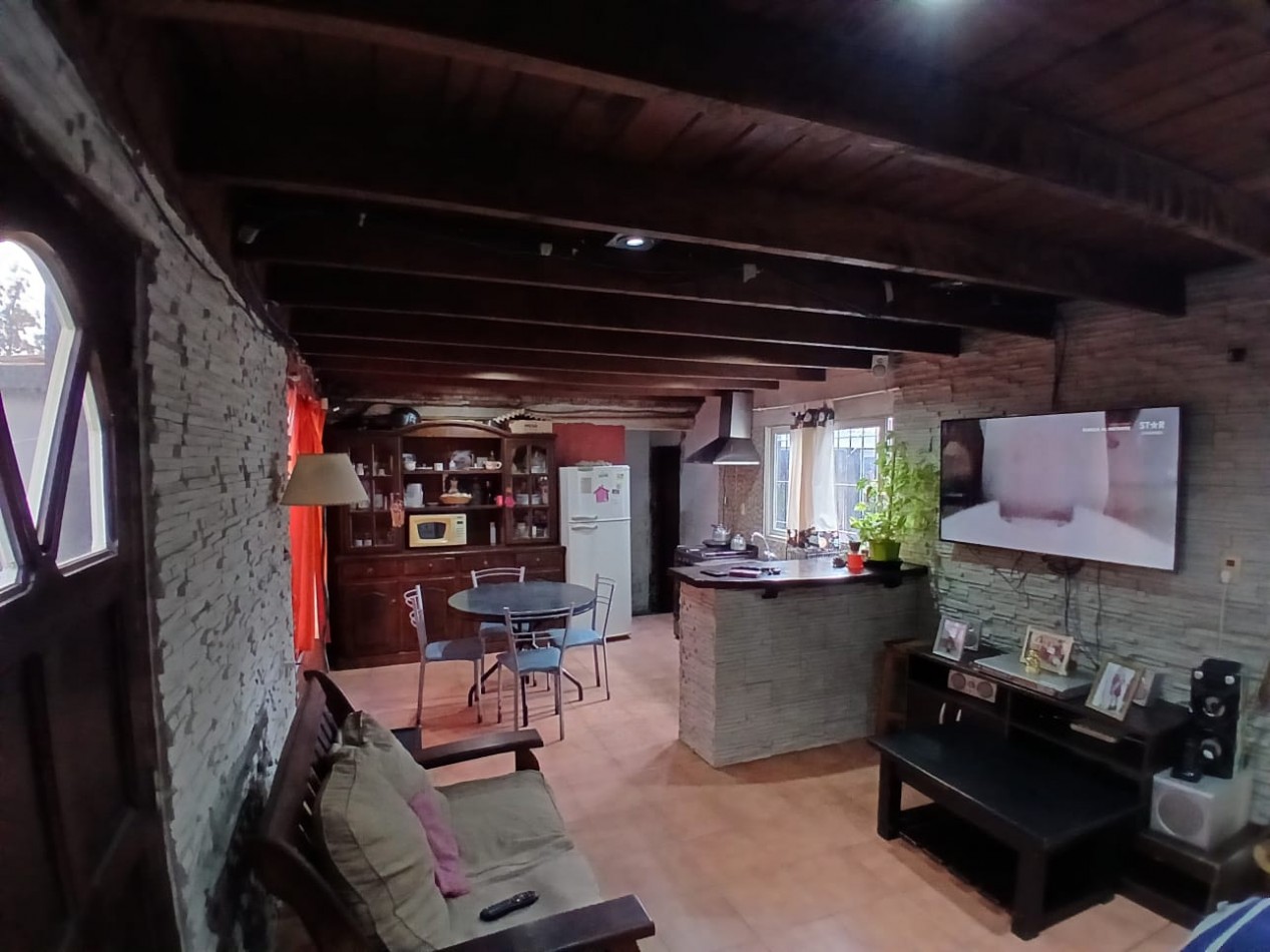 Casa 3 ambientes con Departamento 1 amb.