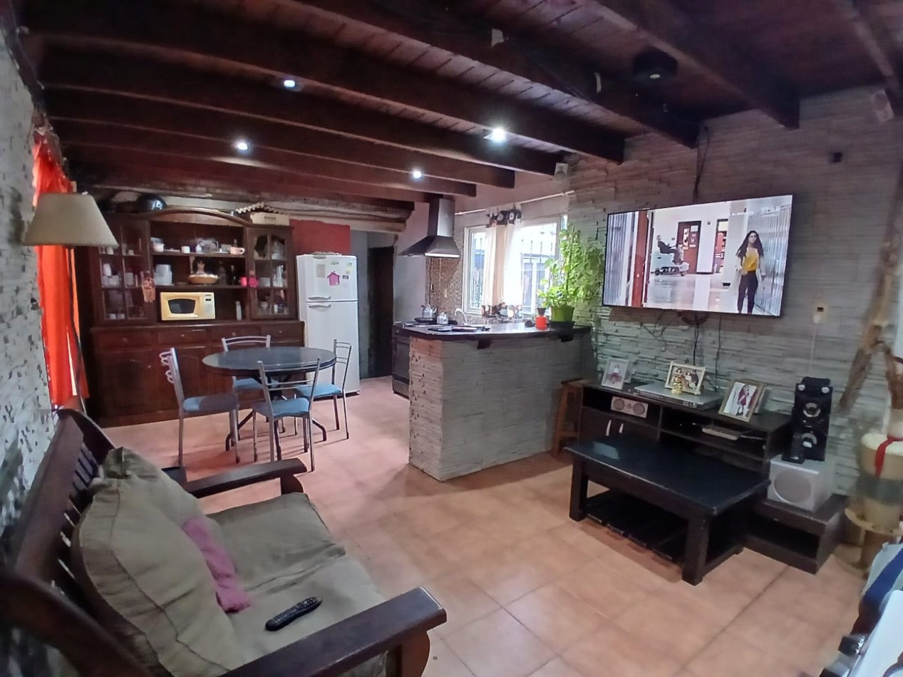 Casa 3 ambientes con Departamento 1 amb.