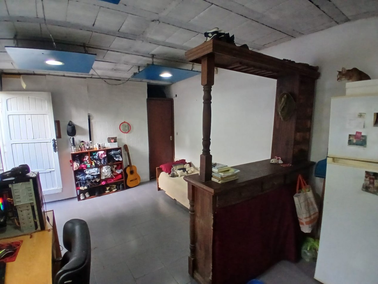 Casa 3 ambientes con Departamento 1 amb.