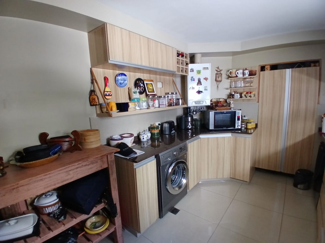 Semipiso! Sin expensas! 2 ambientes con Escritorio. Impecable!