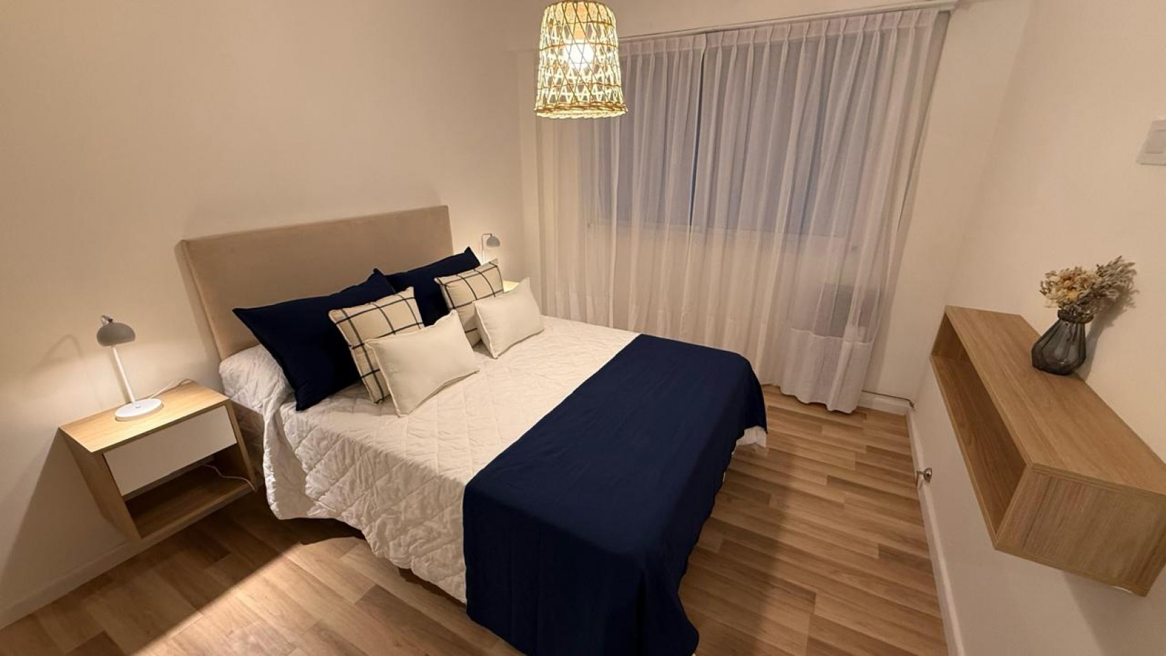 Departamento 2 ambientes con Balcon saliente, Corrientes y Bolivar.