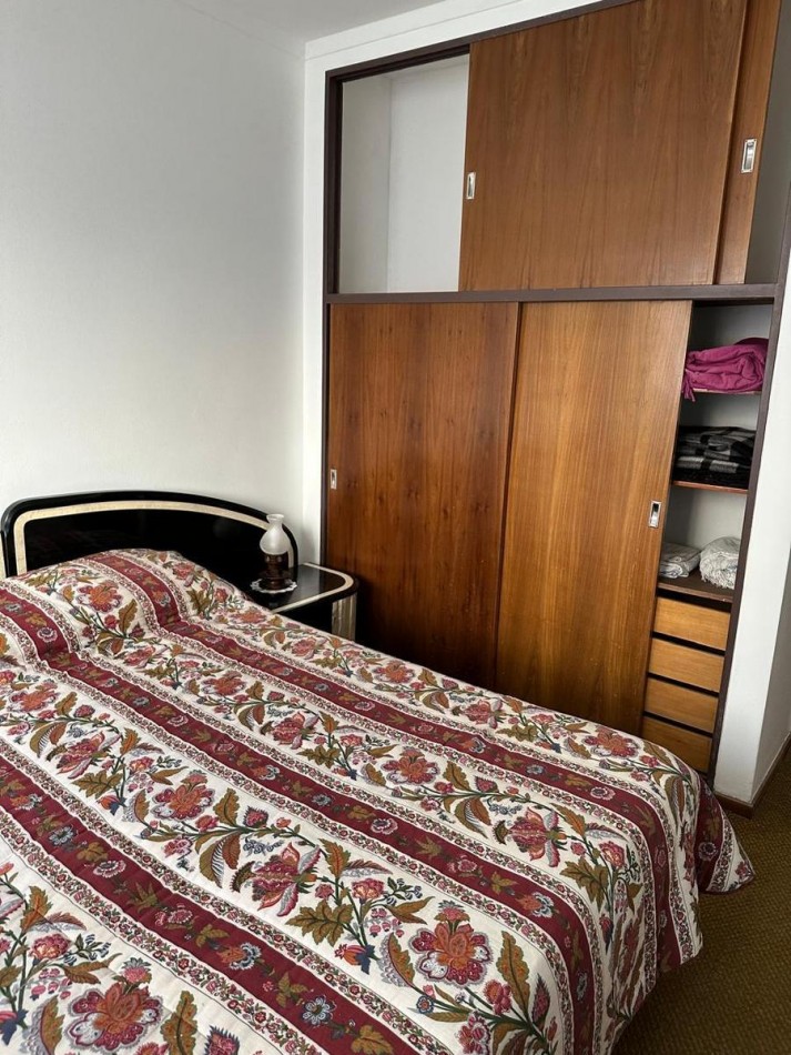 Departamento tres ambientes con balcon saliente