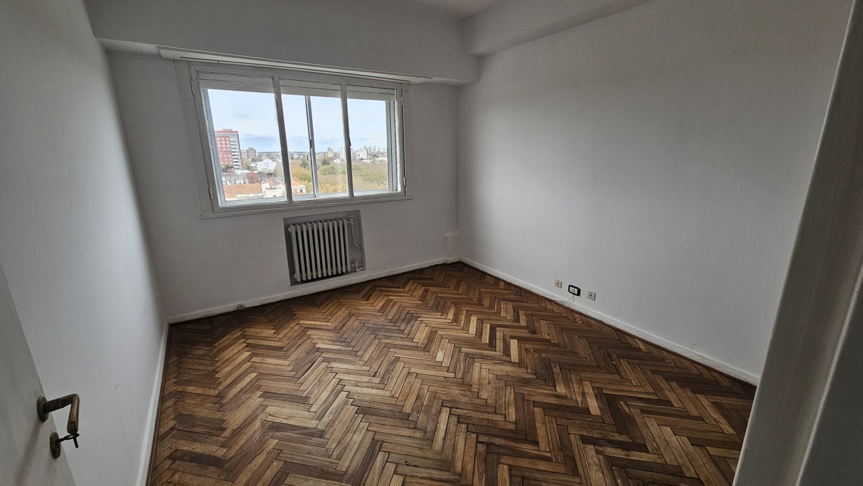 Piso 4 ambientes con dependencia y cochera