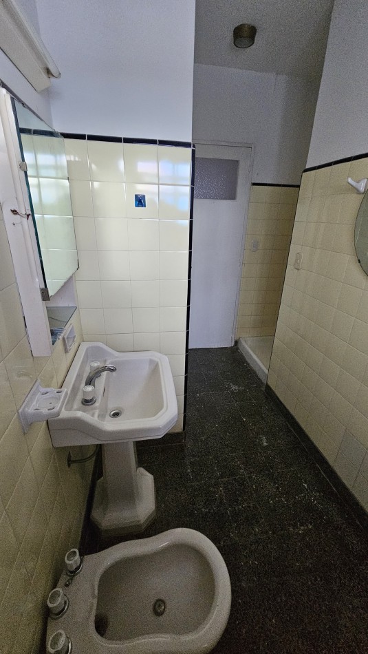 Piso 4 ambientes con dependencia y cochera