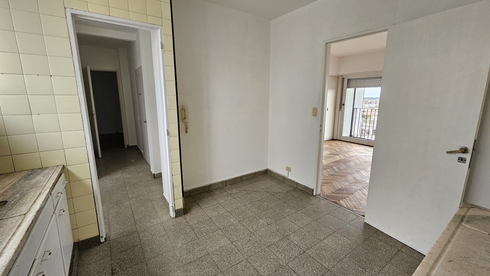 Piso 4 ambientes con dependencia y cochera