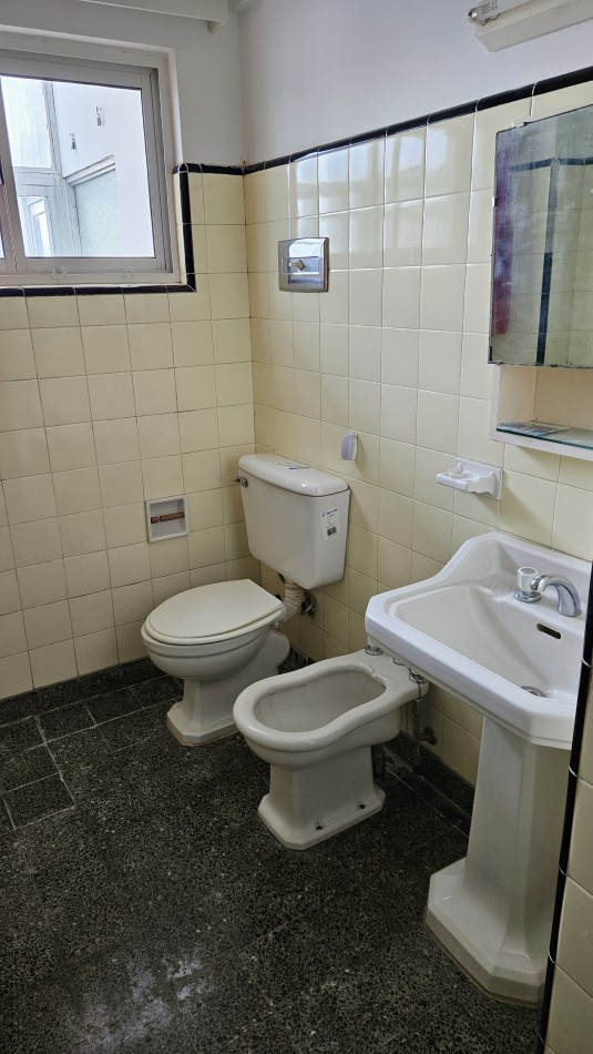 Piso 4 ambientes con dependencia y cochera