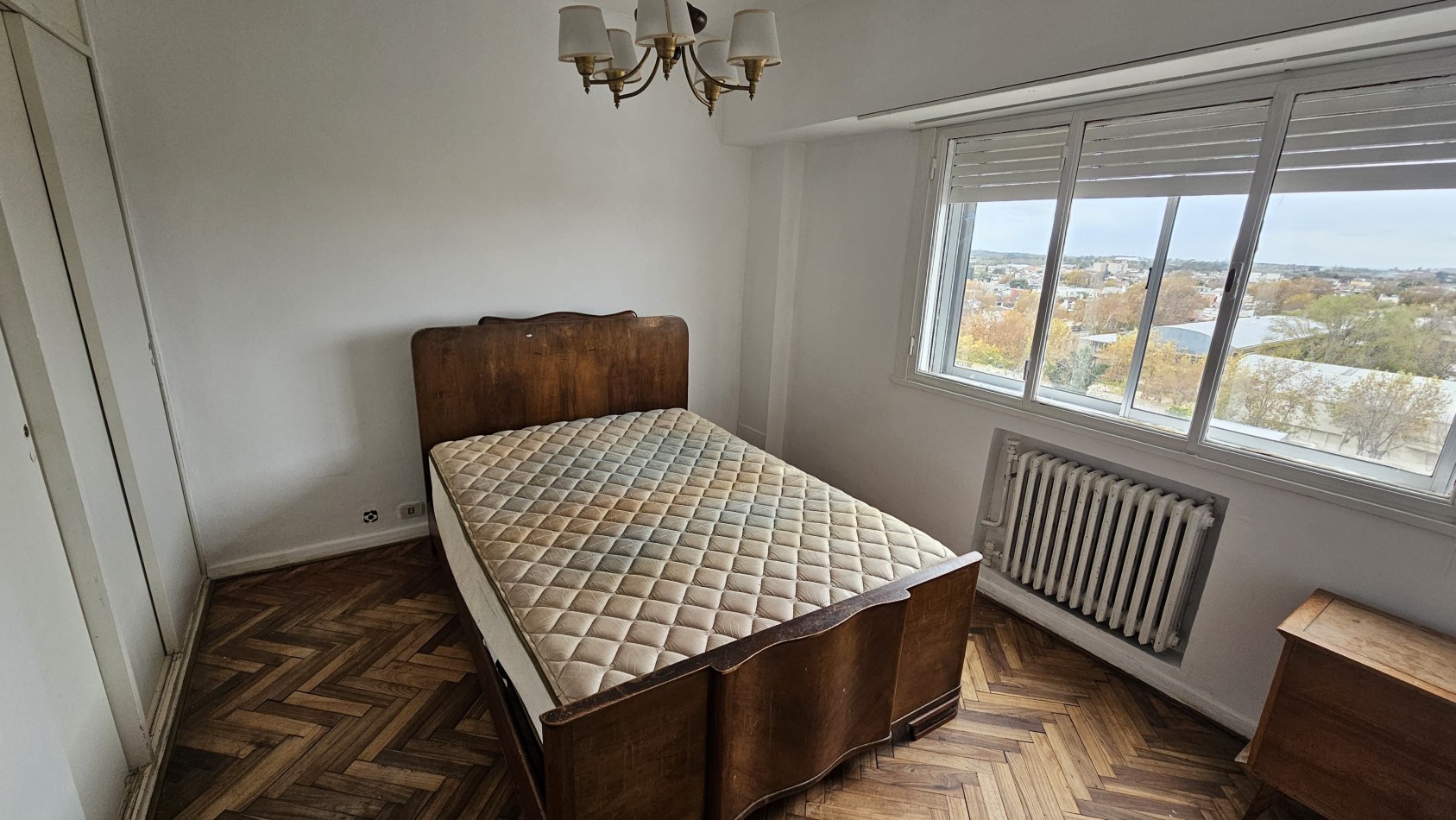 Piso 4 ambientes con dependencia y cochera