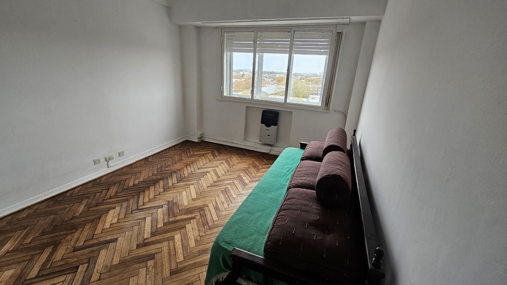 Piso 4 ambientes con dependencia y cochera