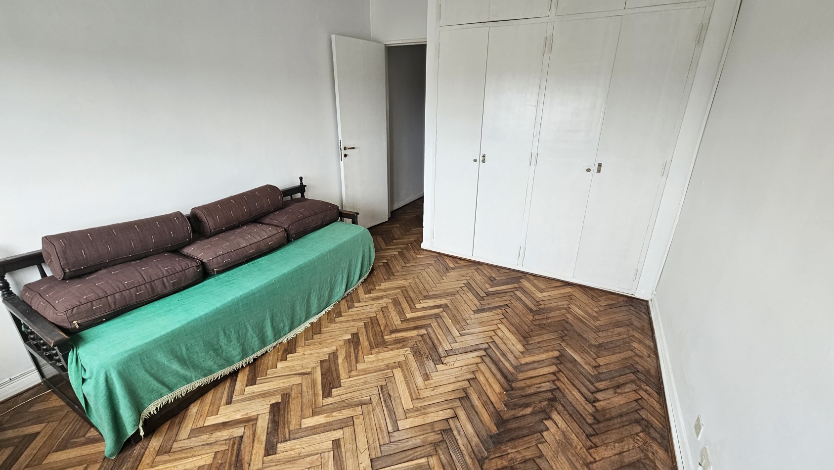 Piso 4 ambientes con dependencia y cochera