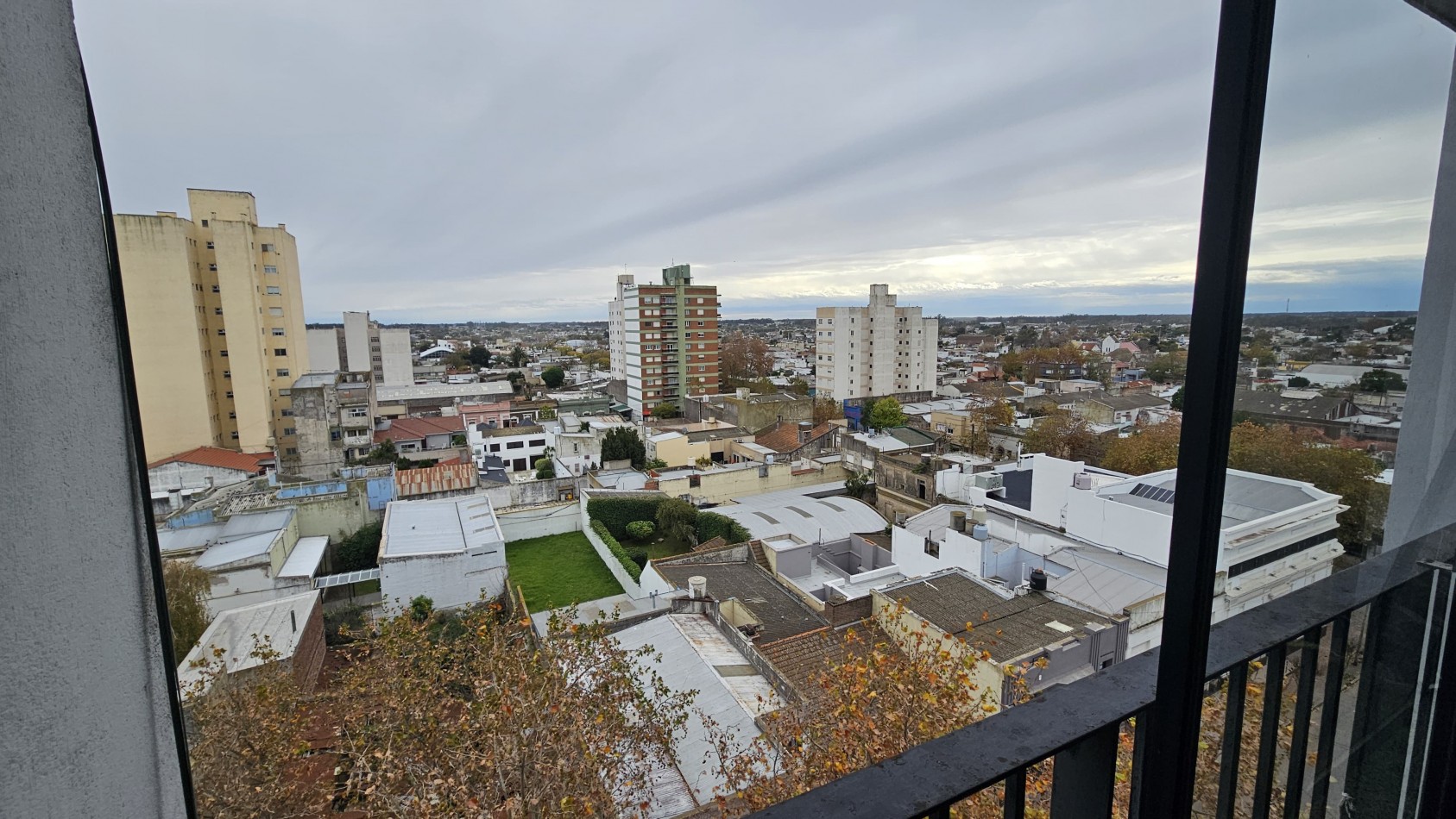 Piso 4 ambientes con dependencia y cochera
