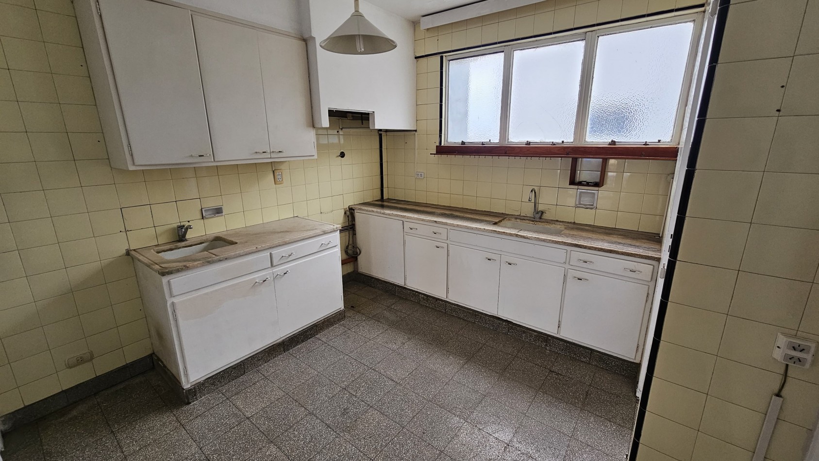 Piso 4 ambientes con dependencia y cochera