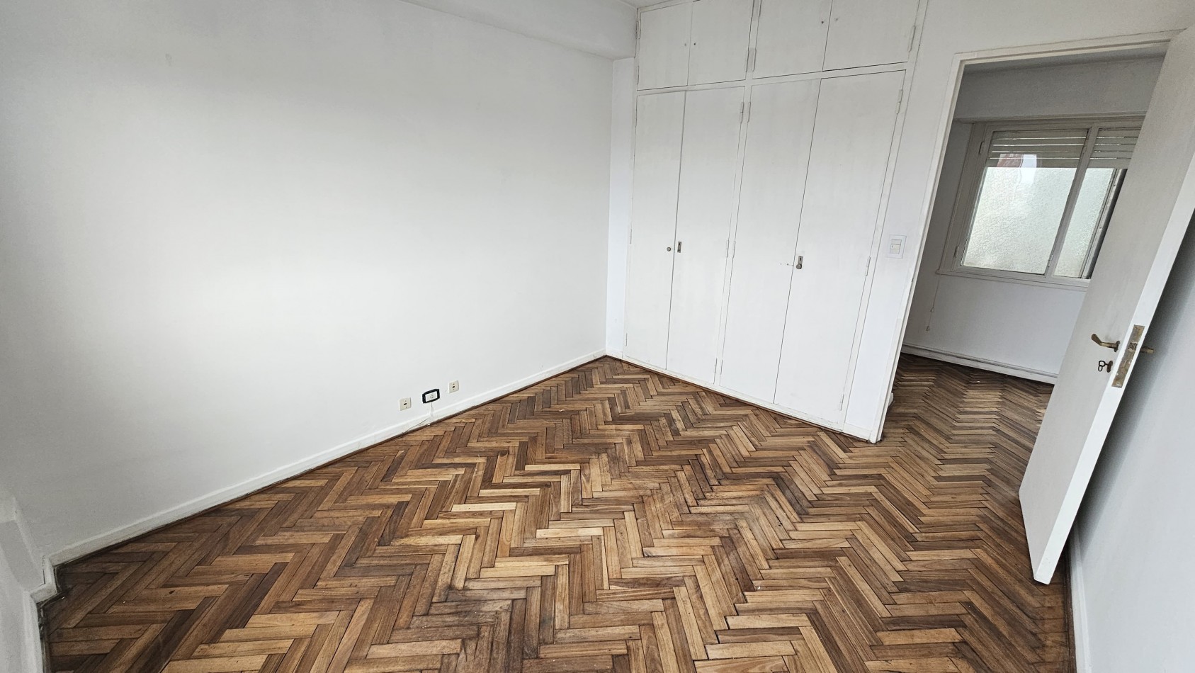 Piso 4 ambientes con dependencia y cochera