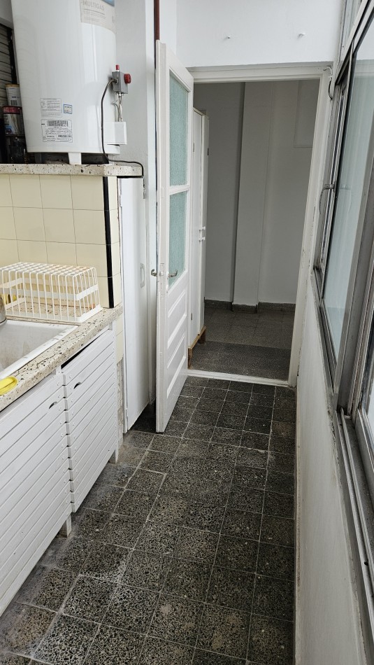 Piso 4 ambientes con dependencia y cochera