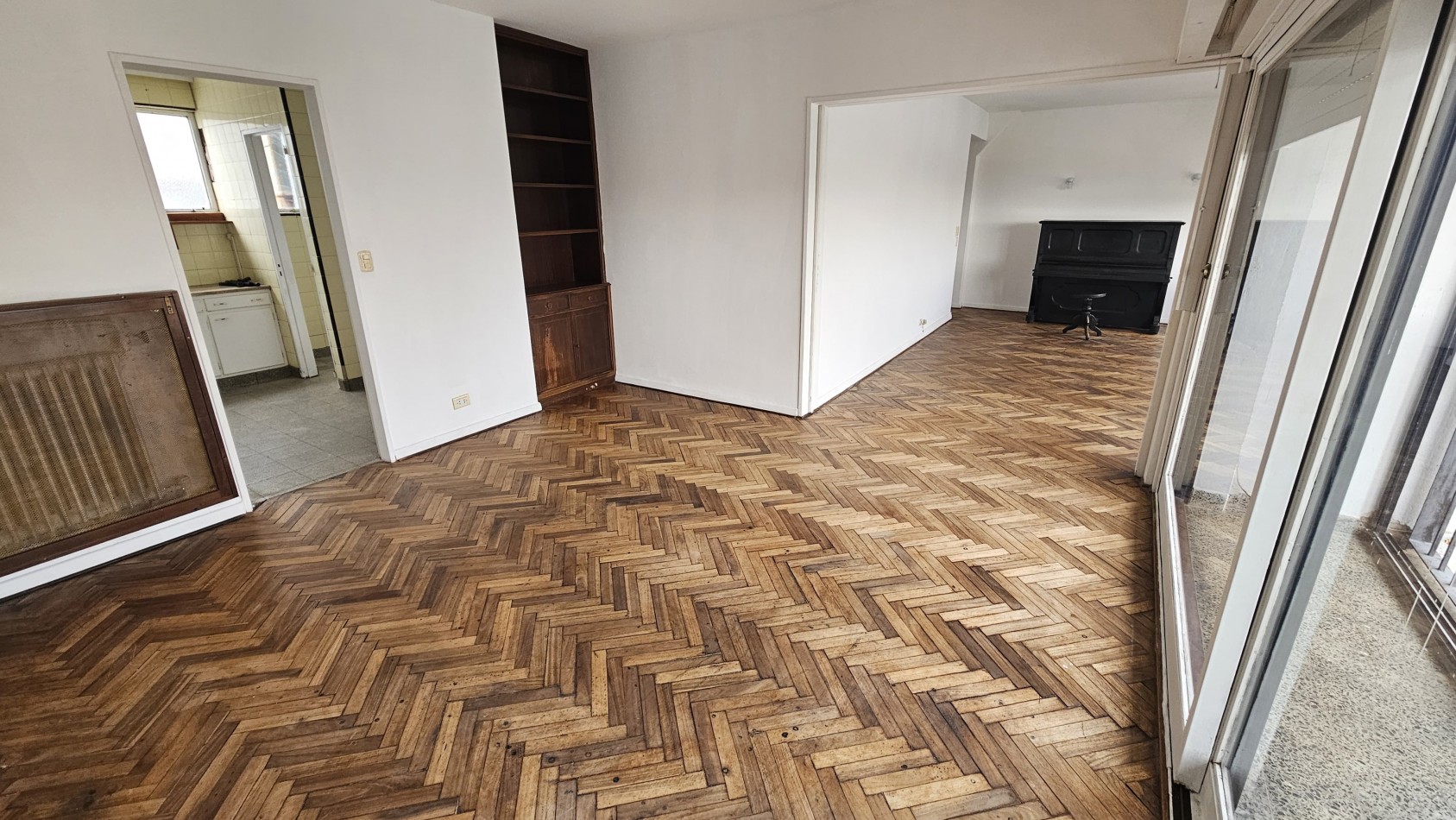 Piso 4 ambientes con dependencia y cochera
