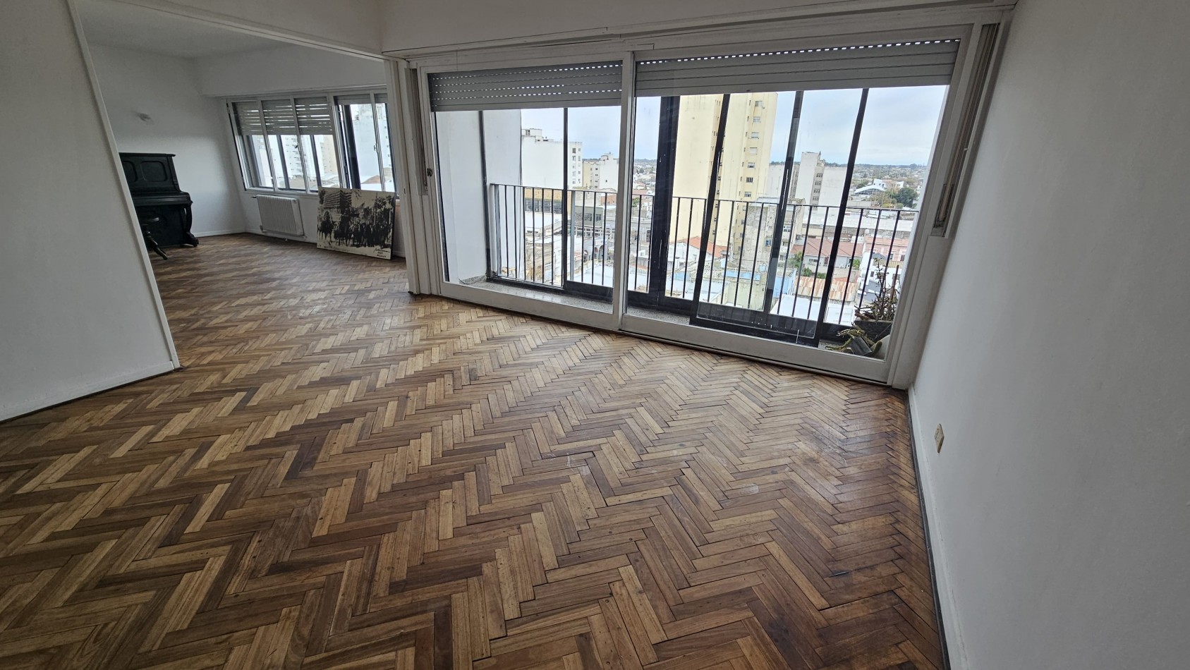 Piso 4 ambientes con dependencia y cochera
