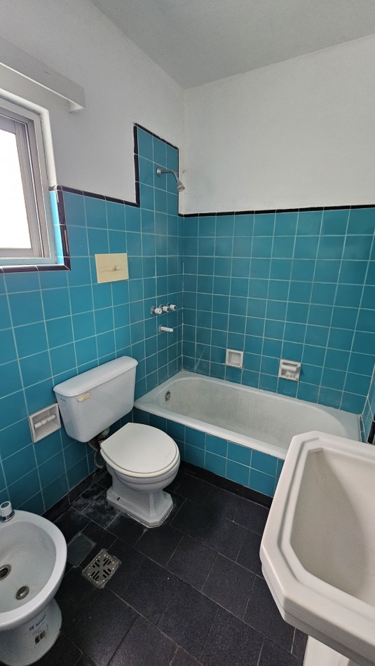 Piso 4 ambientes con dependencia y cochera