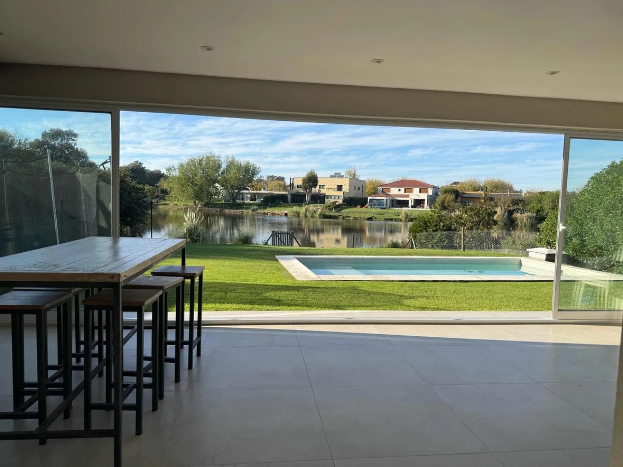 Venta Chalet 4 ambientes con fondo a laguna Arenas del Sur