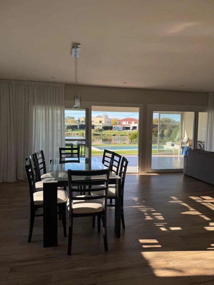 Venta Chalet 4 ambientes con fondo a laguna Arenas del Sur