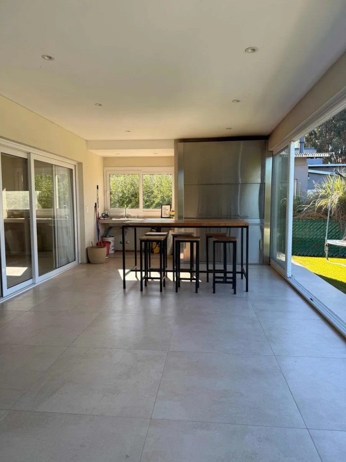 Venta Chalet 4 ambientes con fondo a laguna Arenas del Sur