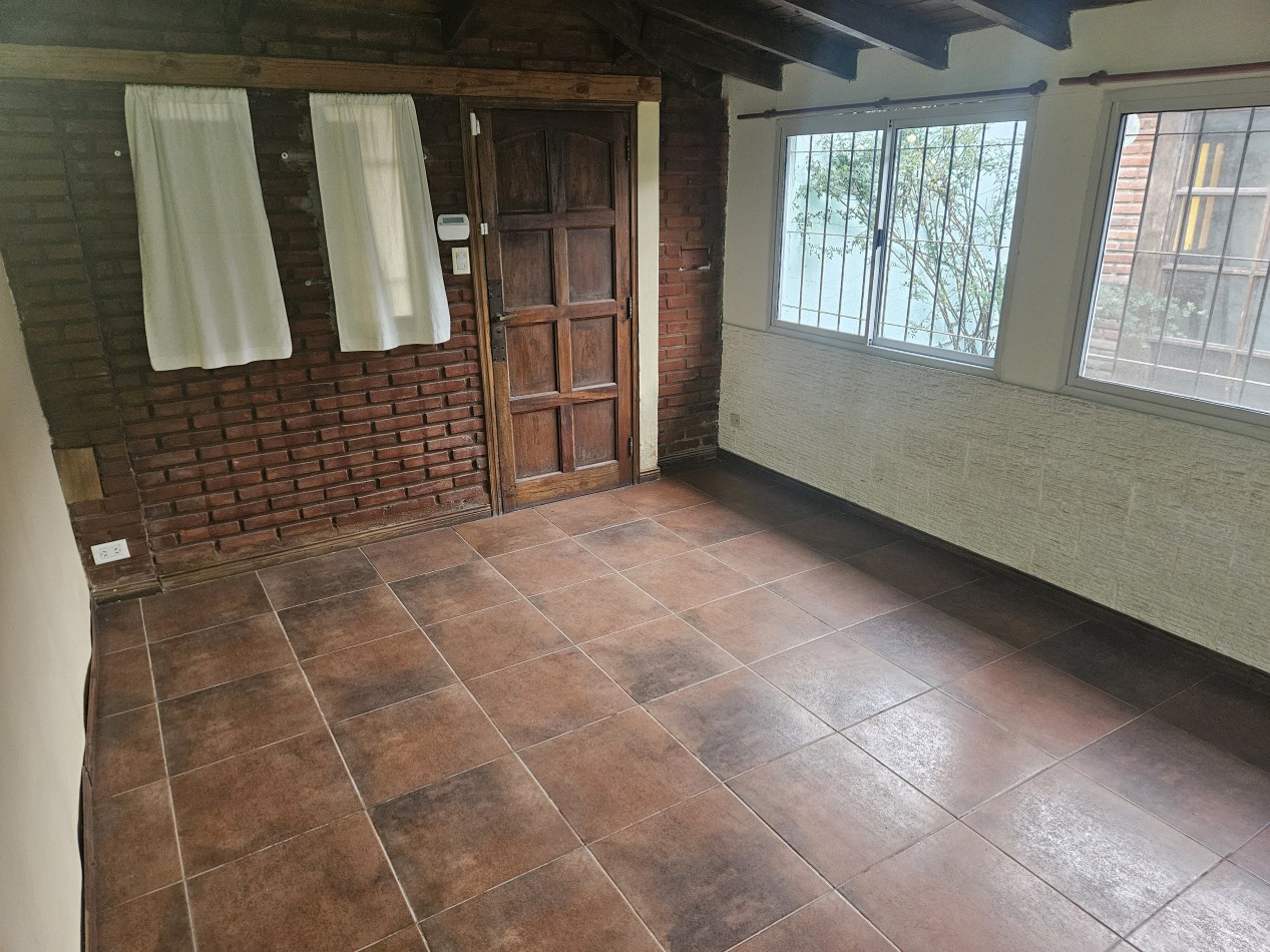 Venta, Casa en ph al frente 4 ambientes Falkner 6700