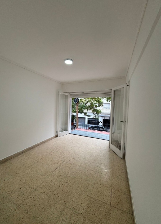Venta 2 ambientes a la calle, Falucho y Sarmiento