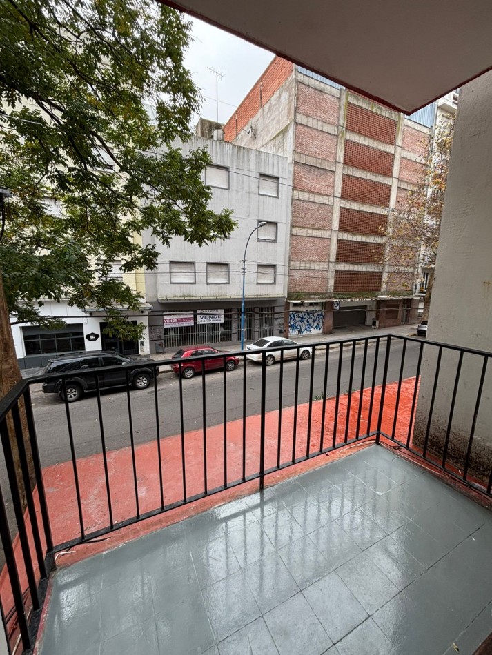 Venta 2 ambientes a la calle, Falucho y Sarmiento